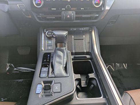 Used 2024 Lexus GX 550 w/ Accessory Package (2T) AWD/4WD image 23