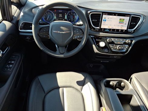 New 2026 Chrysler Pacifica Select AWD/4WD image 8