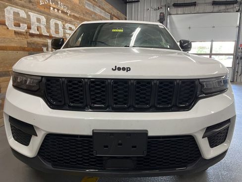 Used 2023 Jeep Grand Cherokee Altitude AWD/4WD image 12