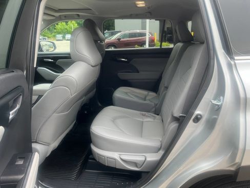 Used 2023 Toyota Highlander XLE AWD/4WD image 15