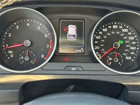 Used 2021 Volkswagen Tiguan SE w/ Panoramic Sunroof Package image 28