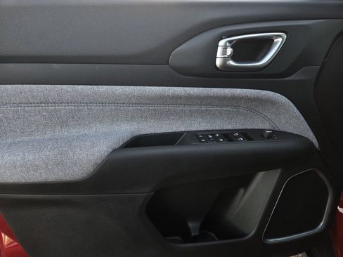 New 2026 Jeep Compass Latitude image 11