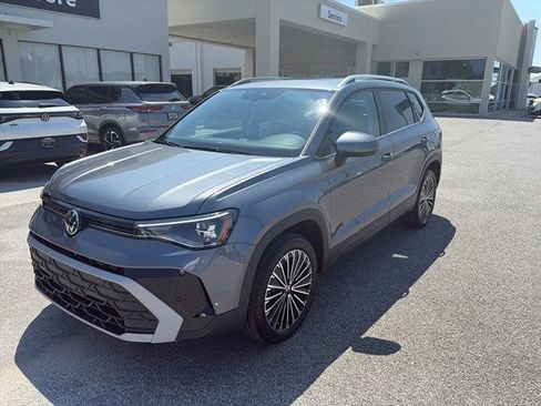 New 2025 Volkswagen Taos SE image 3