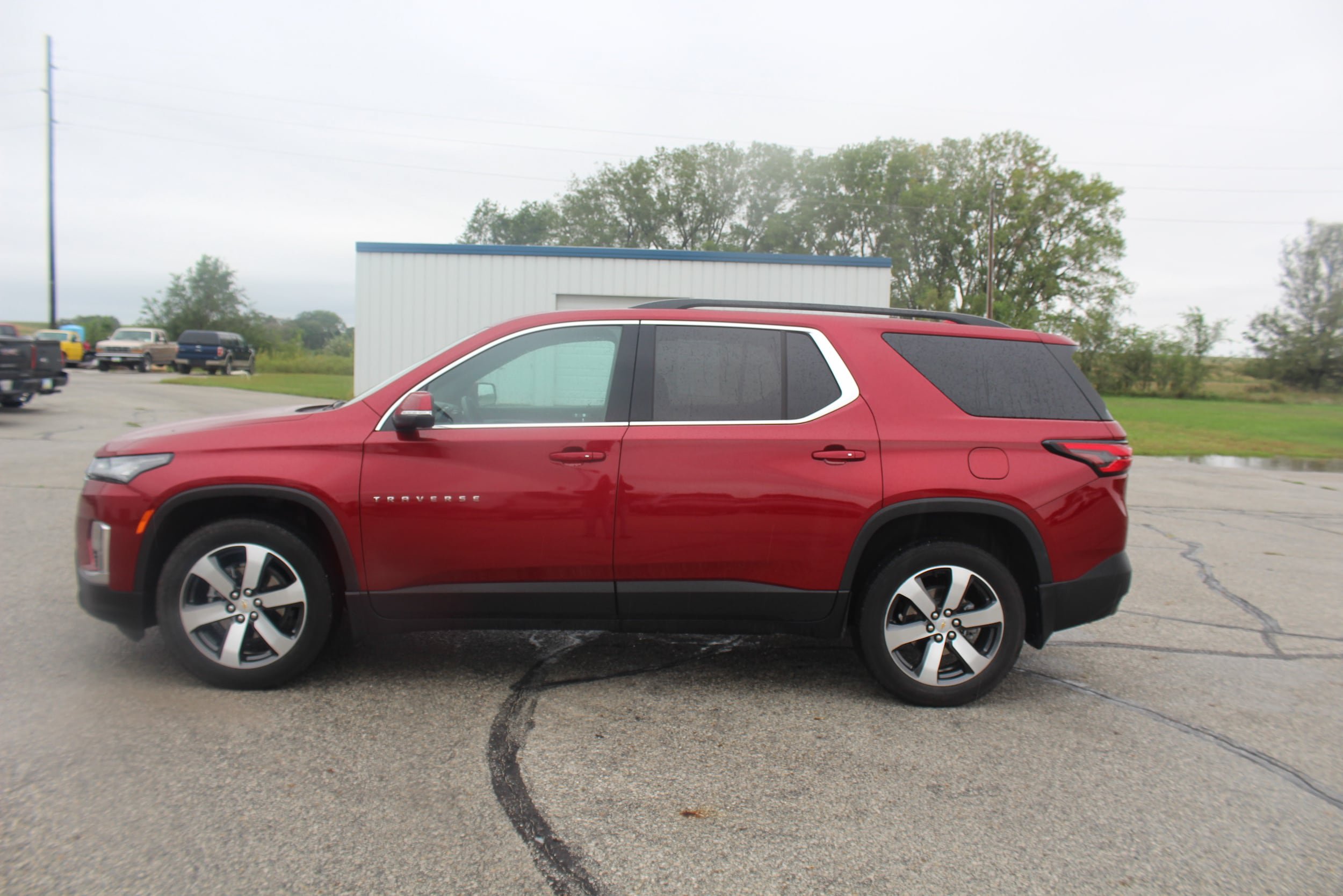 Used 2023 Chevrolet Traverse LT w/ LT Premium Package AWD/4WD image 2