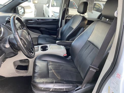 Used 2019 Dodge Grand Caravan SXT image 11