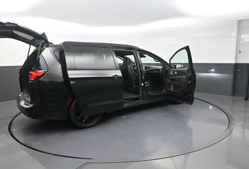 Used 2025 Chrysler Pacifica Limited FWD image 38