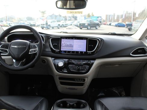 Used 2023 Chrysler Pacifica Touring-L image 10
