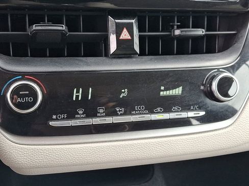 Used 2022 Toyota Corolla LE image 18