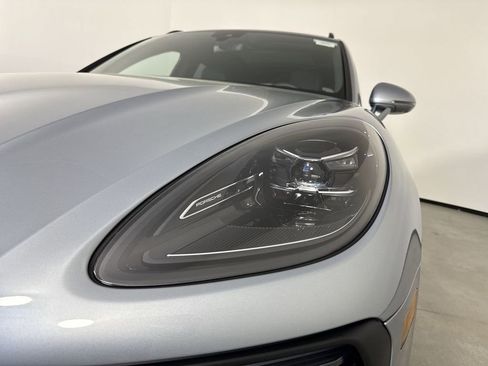 Certified 2026 Porsche Macan AWD/4WD image 11