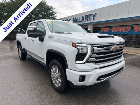 Used 2024 Chevrolet Silverado 2500 High Country AWD/4WD image 2