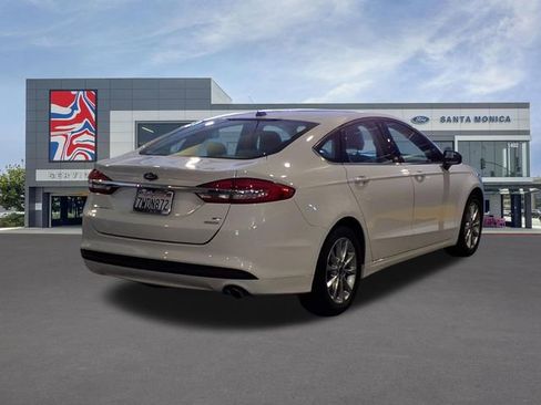 Used 2017 Ford Fusion SE FWD image 4