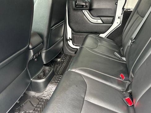 Used 2017 Jeep Wrangler Unlimited Sahara w/ Connectivity Group image 9