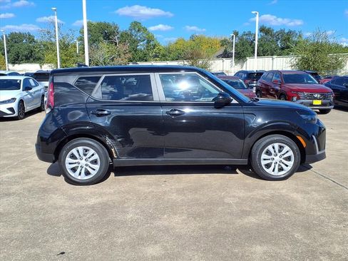 Used 2023 Kia Soul LX image 27