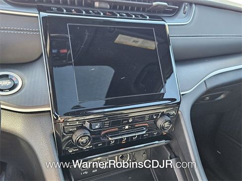 New 2025 Jeep Grand Cherokee Altitude image 19