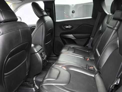 Used 2019 Jeep Cherokee Latitude Plus AWD/4WD image 10