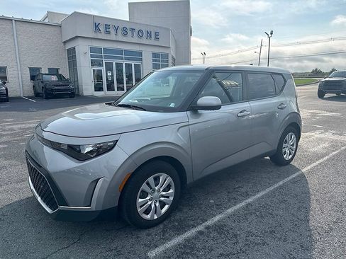 Used 2023 Kia Soul LX FWD image 2