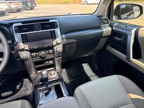 Used 2022 Toyota 4Runner SR5 Premium w/ Moonroof Package AWD/4WD image 15