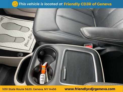 Used 2023 Chrysler Pacifica Touring-L image 18