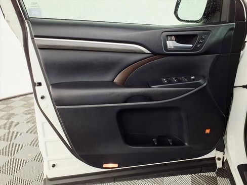 Used 2017 Toyota Highlander AWD V6 image 17