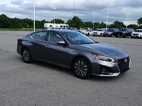 Used 2023 Nissan Altima 2.5 SV FWD image 2
