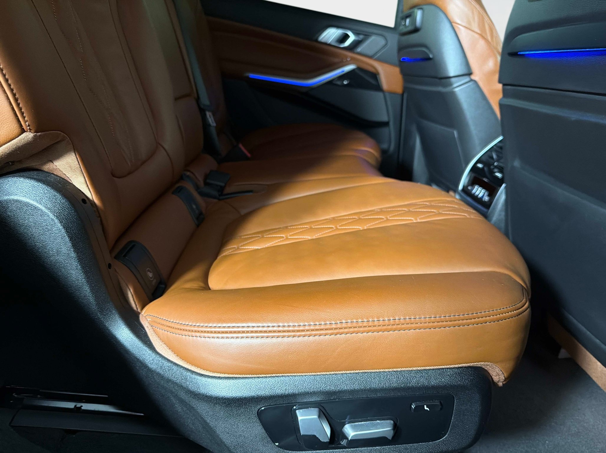 Used 2021 BMW X7 xDrive40i w/ M Sport Package AWD/4WD image 30
