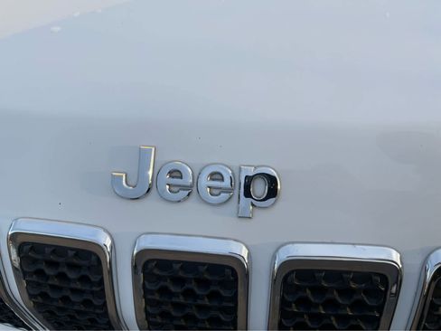 Used 2019 Jeep Cherokee Latitude Plus w/ Cold Weather Group image 8