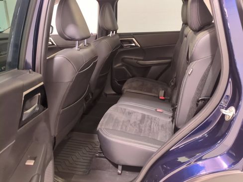 Used 2023 Mitsubishi Outlander SE AWD/4WD image 14