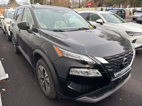 Used 2023 Nissan Rogue SV image 2
