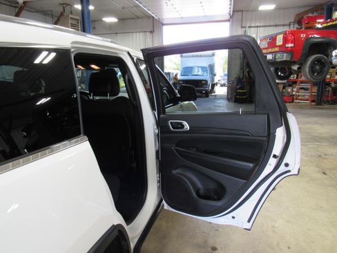 Used 2021 Jeep Grand Cherokee Laredo AWD/4WD image 27