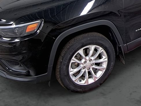 Used 2019 Jeep Cherokee Latitude w/ Cold Weather Group AWD/4WD image 7