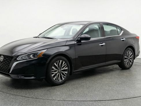 Used 2025 Nissan Altima 2.5 SV image 3