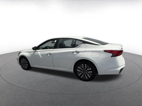 Used 2025 Nissan Altima 2.5 SV FWD image 8