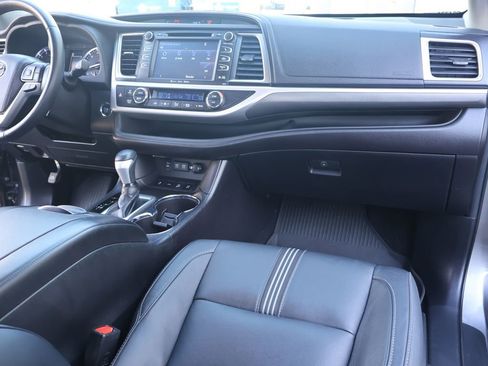 Used 2018 Toyota Highlander SE image 34