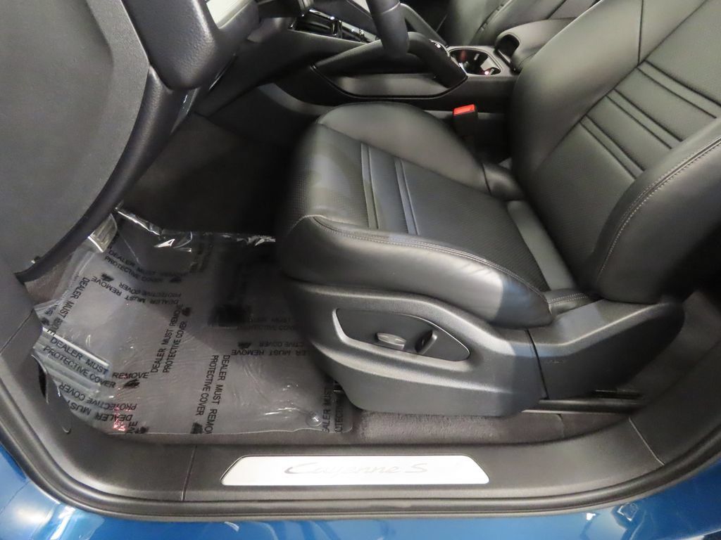 Certified 2025 Porsche Cayenne S AWD/4WD image 39