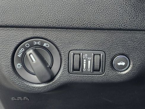Used 2019 Dodge Charger SXT RWD image 25