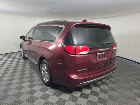 Used 2018 Chrysler Pacifica Limited FWD image 3