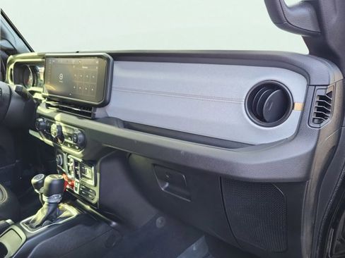 Used 2024 Jeep Gladiator Sport image 20