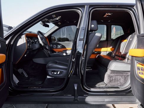 Used 2022 Rolls-Royce Cullinan Black Badge w/ Dark Exterior Package image 30