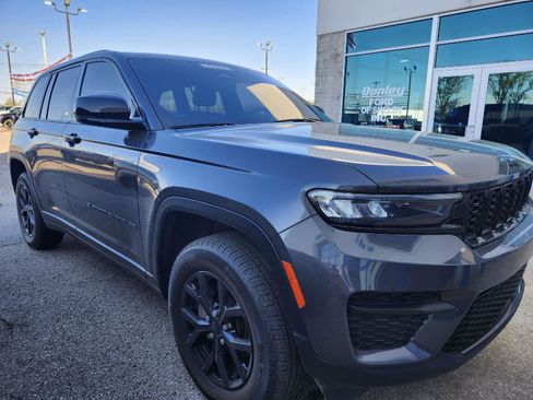 Used 2024 Jeep Grand Cherokee Altitude image 8
