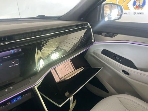 Used 2025 Jeep Wagoneer S Limited AWD/4WD image 16