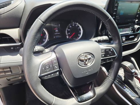 Used 2021 Toyota Highlander LE FWD image 8
