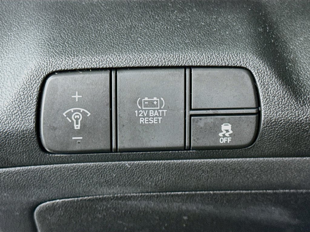 Certified 2025 Hyundai Elantra Limited FWD image 10