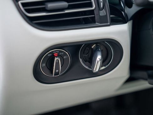 Certified 2025 Porsche Macan image 13