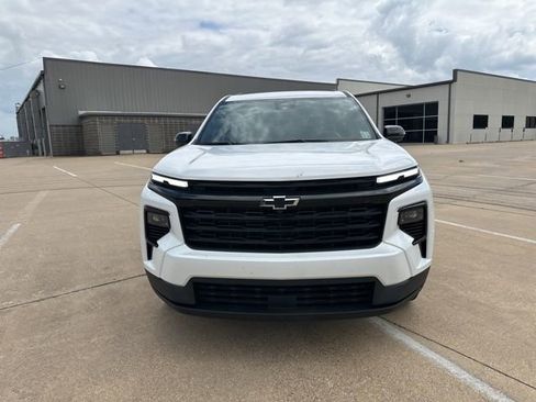 Certified 2025 Chevrolet Traverse LT w/ Midnight/Sport Edition image 2