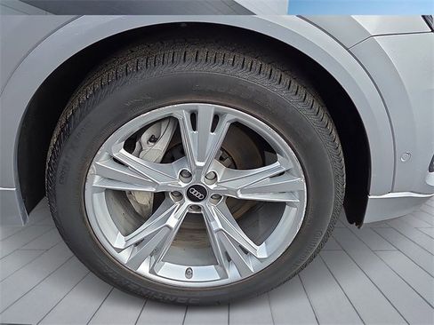 Certified 2022 Audi Q8 Premium image 8