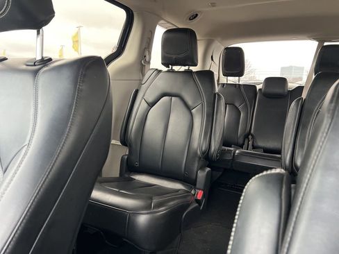 Used 2023 Chrysler Pacifica Touring-L image 26
