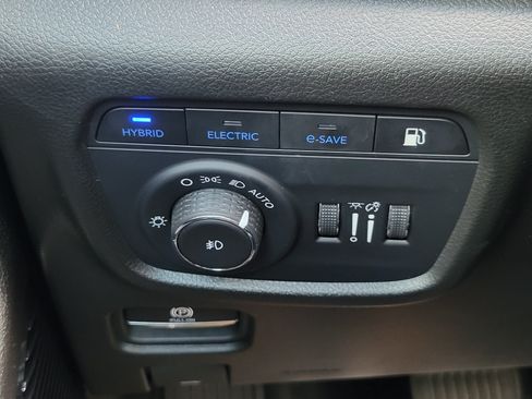 Used 2022 Jeep Grand Cherokee Overland w/ Luxury Tech Group IV AWD/4WD image 11