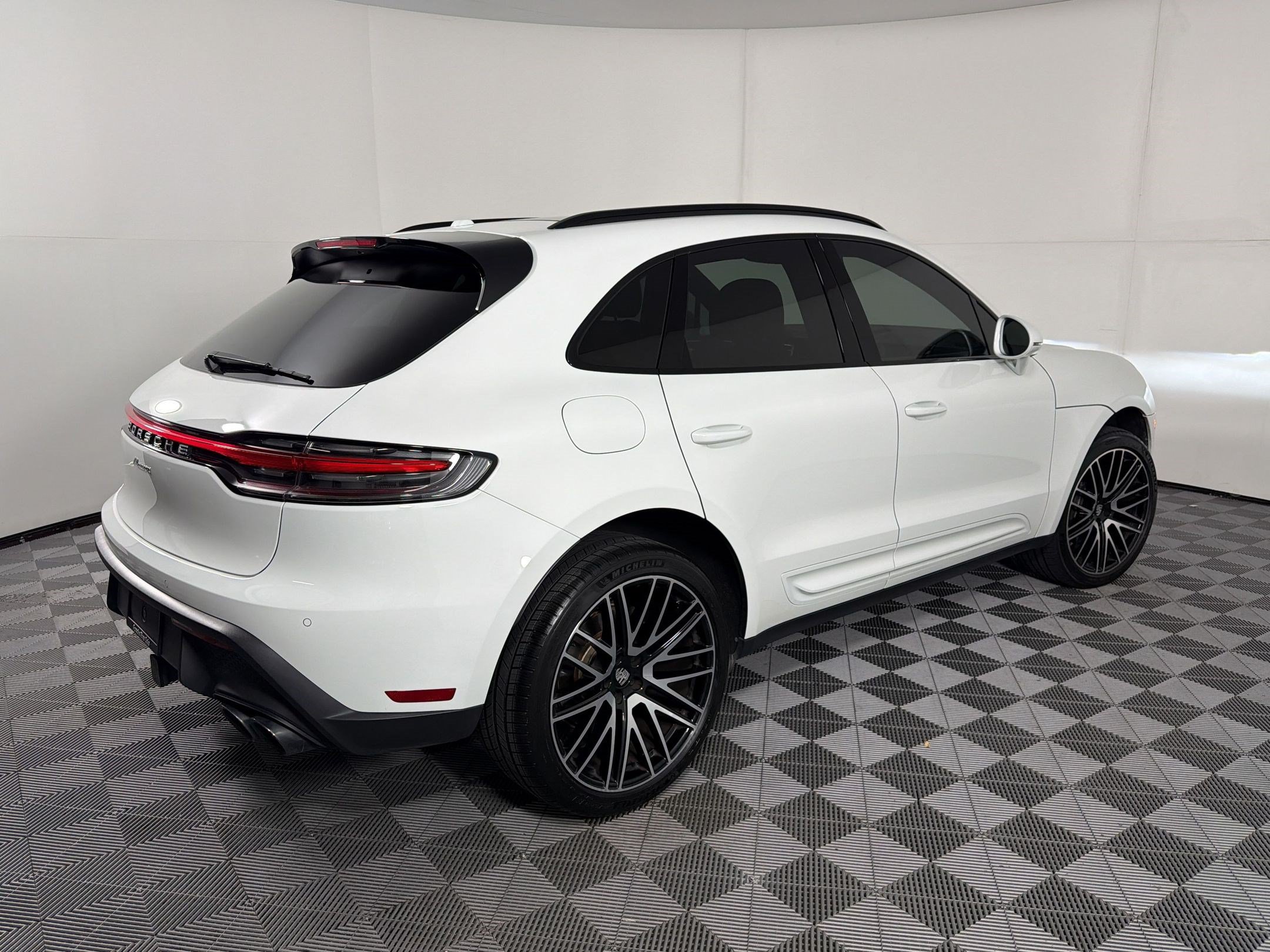 Certified 2025 Porsche Macan AWD/4WD image 8