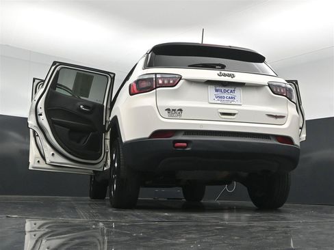 Used 2018 Jeep Compass Trailhawk w/ Leather Interior Group AWD/4WD image 37