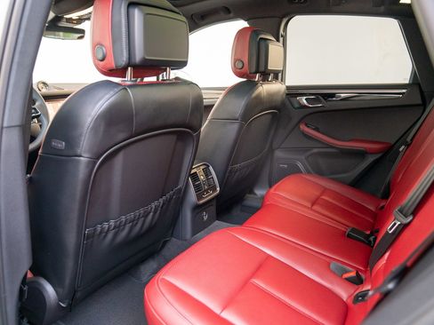 Certified 2025 Porsche Macan AWD/4WD image 20